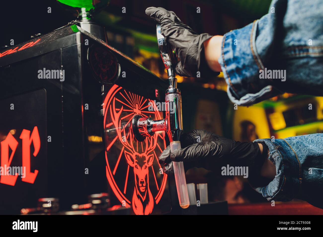 Ufa, Russia, PUB di HARAT, 15 novembre 2019: Bevande alcoliche Jagermeister al bar. Il barman versa un bicchiere. Foto Stock