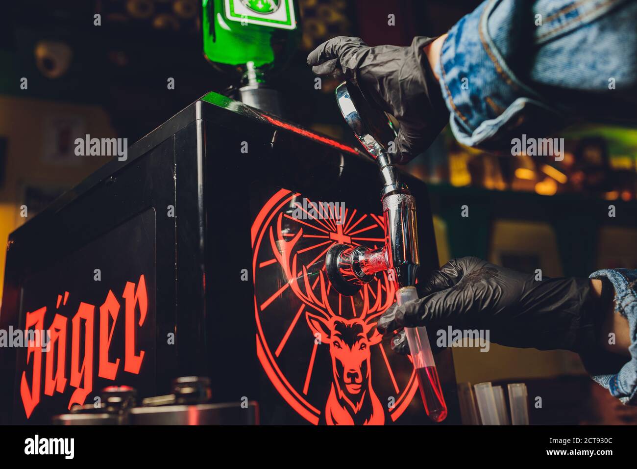Ufa, Russia, PUB di HARAT, 15 novembre 2019: Bevande alcoliche Jagermeister al bar. Il barman versa un bicchiere. Foto Stock