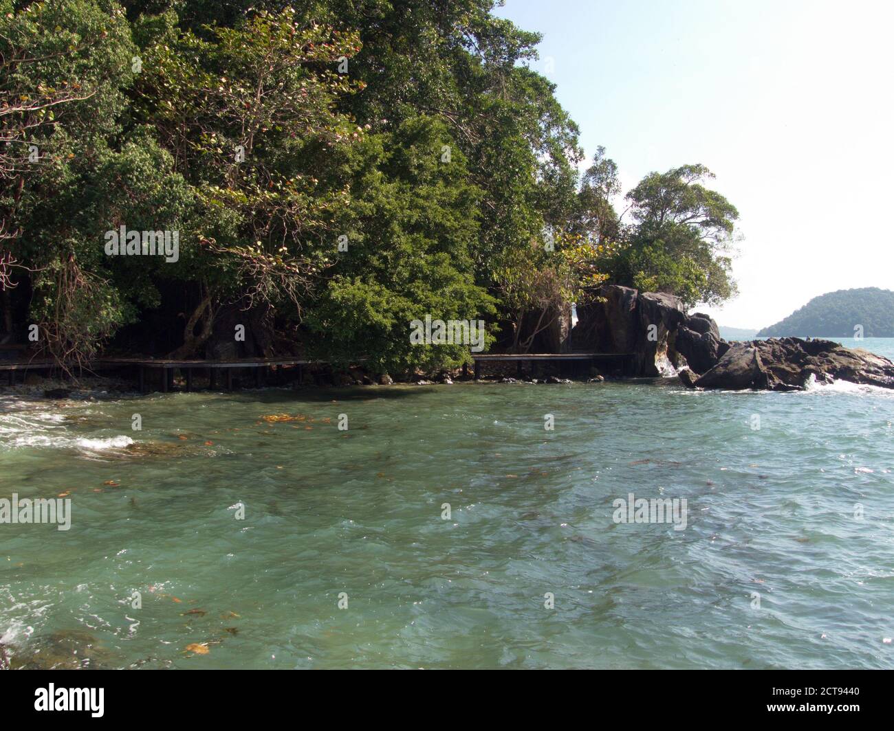 Passerella lungo la riva intorno a sei sensi Krabey Island, Cambogia Foto Stock