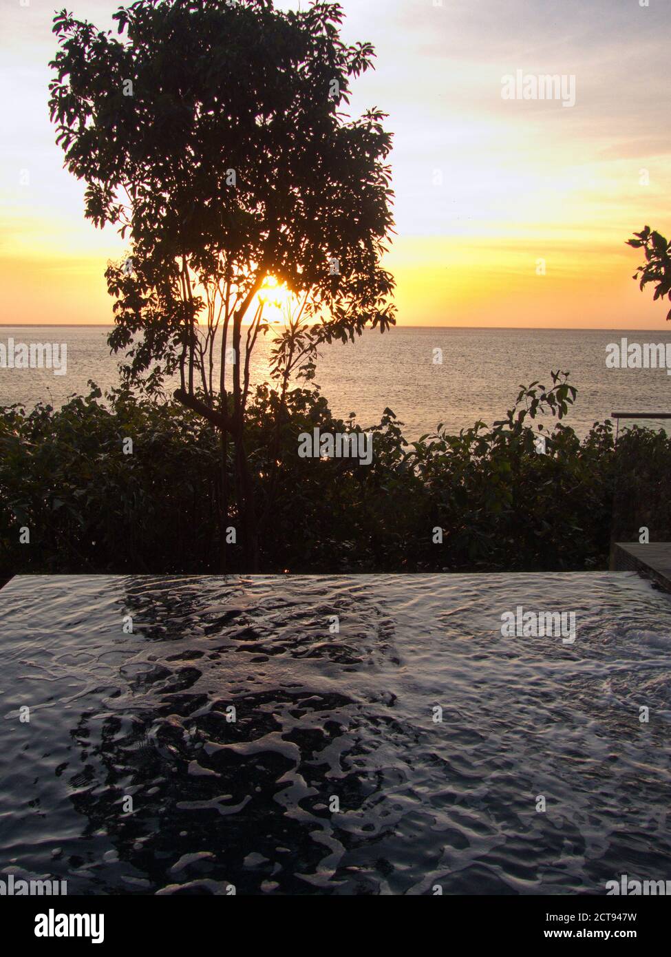 Vista del tramonto su una piscina a sfioro presso l'isola Six Senses Krabey, Cambogia Foto Stock