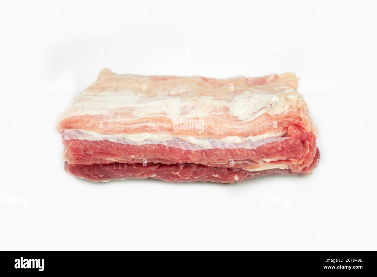 pezzo di costolette di maiale grasse, carne cruda, isolato su bianco Foto Stock