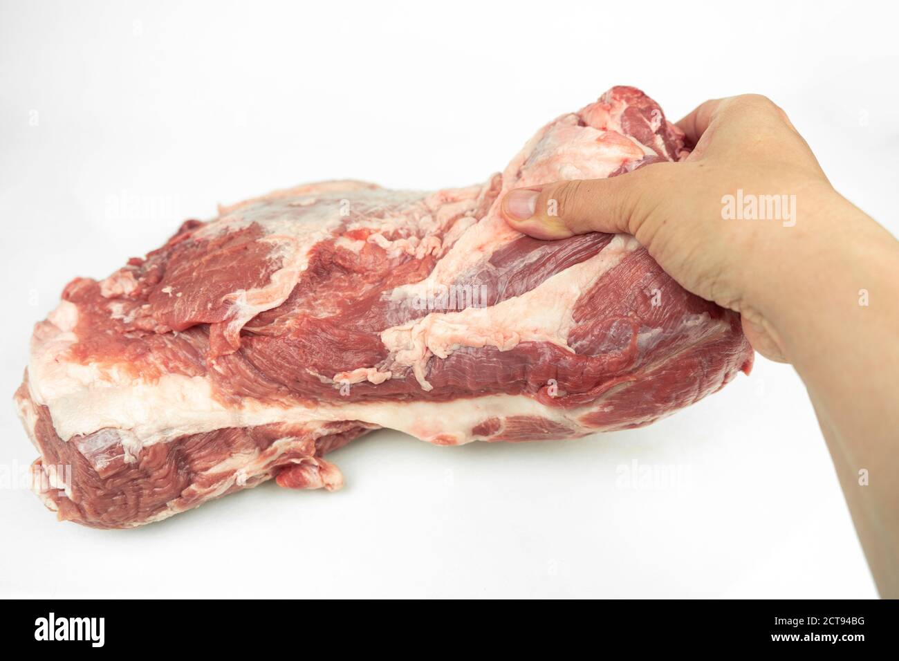 grosso pezzo di filetto di maiale grasso, carne cruda, isolato su bianco Foto Stock
