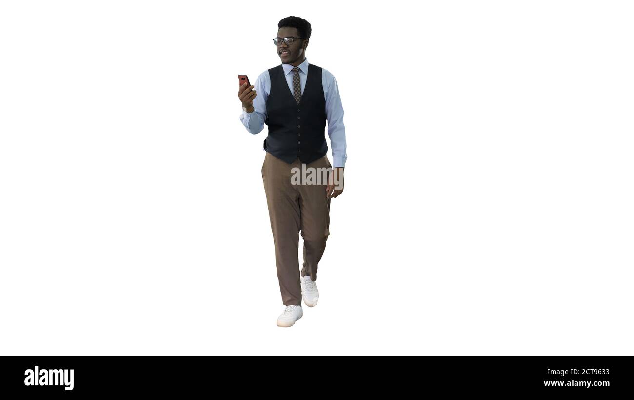 Sorridente uomo d'affari afroamericano che fa videochiamata tenendo m Foto Stock
