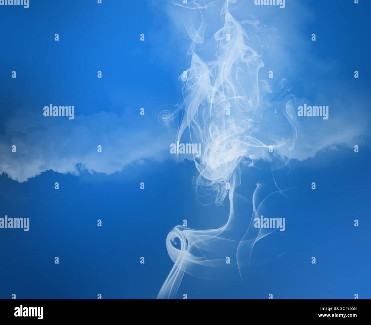 Piccola bella nuvola di fumo di sigaretta sul dorso blu. Concetto di dipendenza Foto Stock