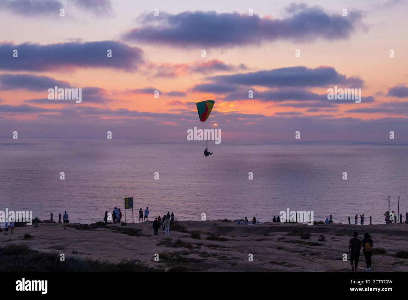 La Jolla, California, Stati Uniti. 21 Settembre 2020. La gente ha goduto il tramonto a Black's Beach e Torrey Pines Gliderport a la Jolla, San Diego, California il lunedì 21 settembre 2020. Il paesaggio includeva parapendio, folle, girasoli, scogliere e colorati cieli nuvolosi di viola, arancione, rosa e rosso. Credit: Rishi Deka/ZUMA Wire/Alamy Live News Foto Stock