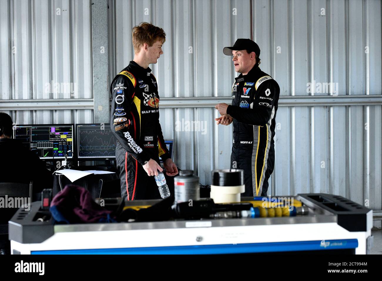 22 settembre 2020. Circuito di Winton. Nathan Herne, Garry Rogers Motorsport, parla con James Moffat ai box mentre si prova per la Bathurst 1000 Foto Stock