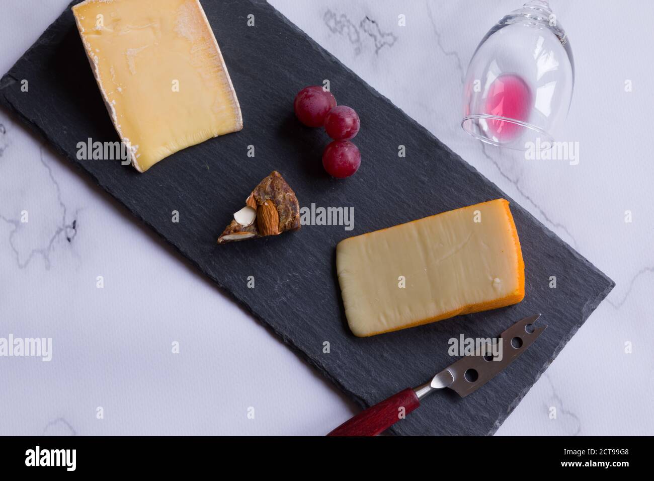 Piatto di formaggi con formaggio assortito e uva Foto Stock