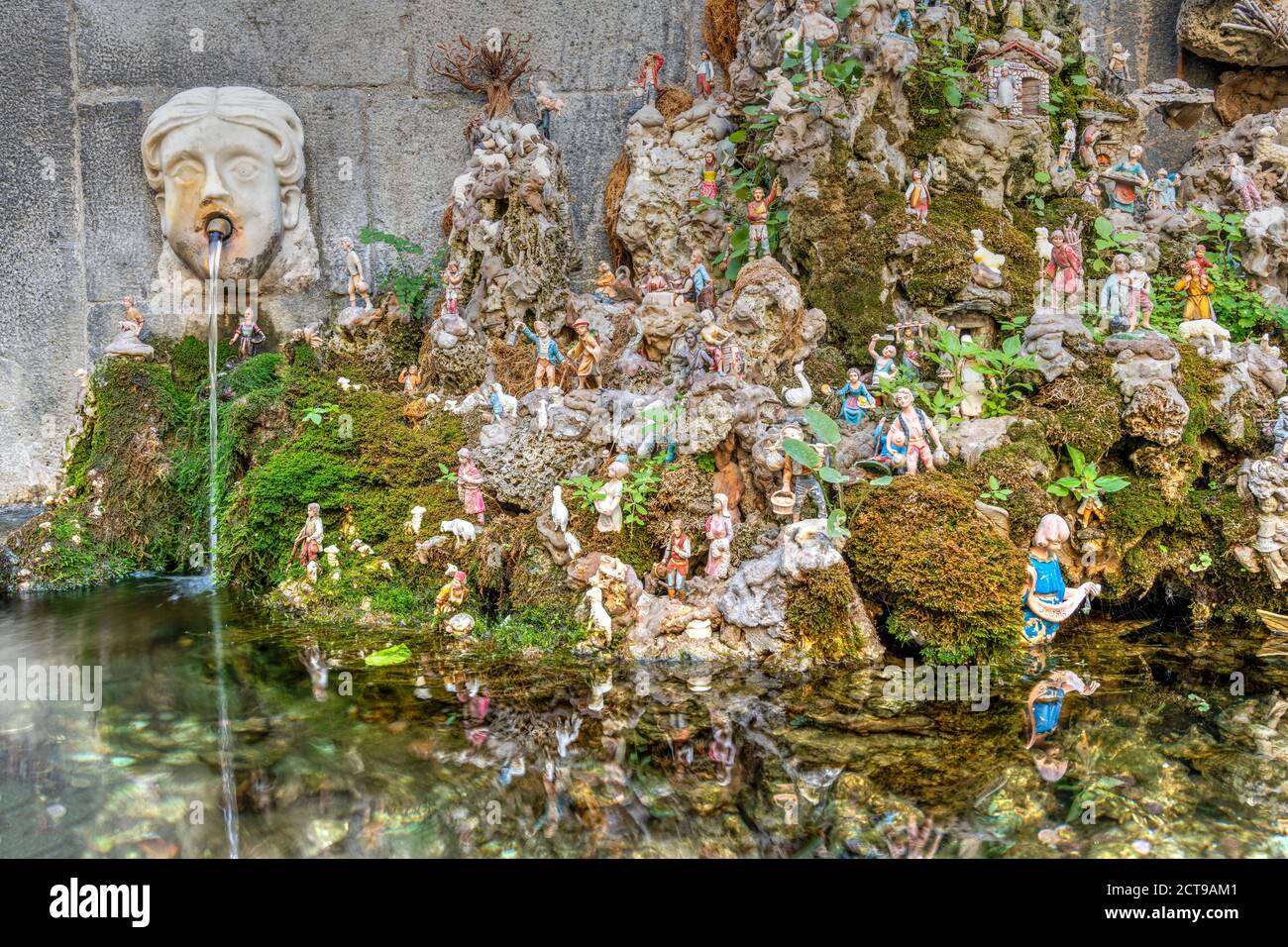 Cap e Ciuccio fontana pubblica adornata con presepe, Amalfi, Campania, Italia Foto Stock