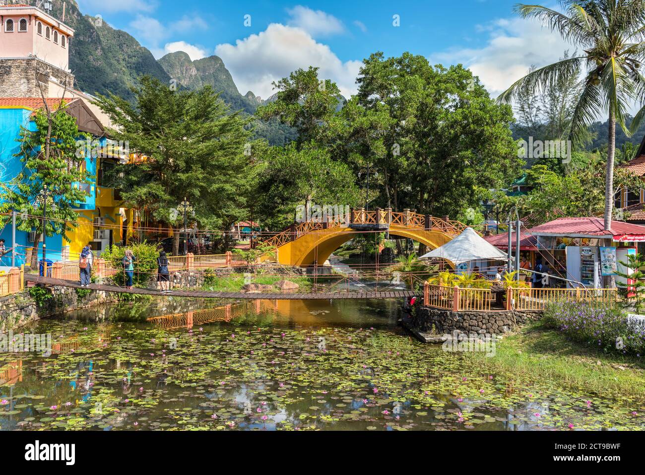 Langkawi, Malesia - 30 novembre 2019: I ponti pedonali presso l'Oriental Village di Teluk Burau forniscono accesso alle attrazioni turistiche più famose di Langkawi Foto Stock