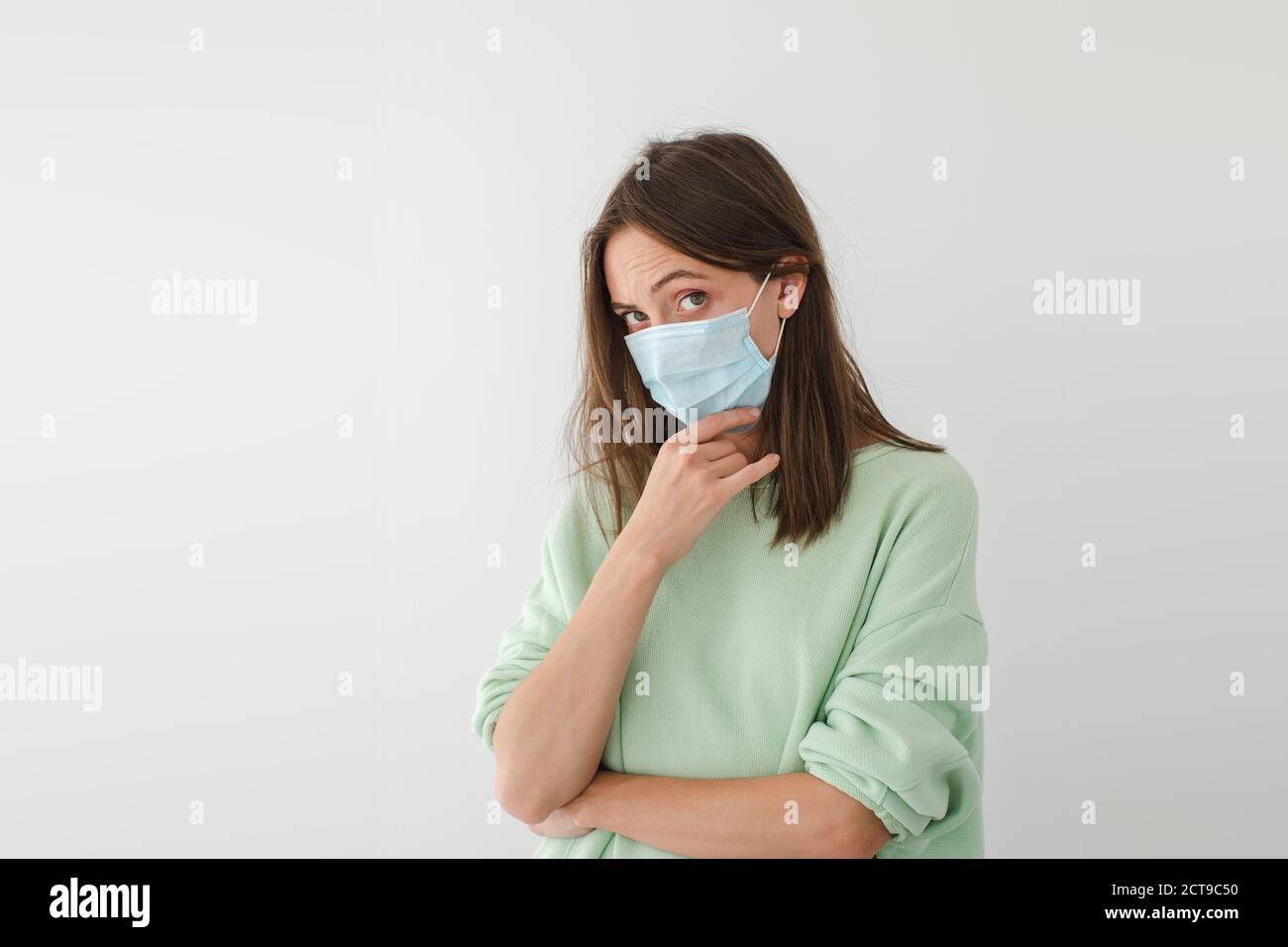 Donna in maschera medica in studio Foto Stock