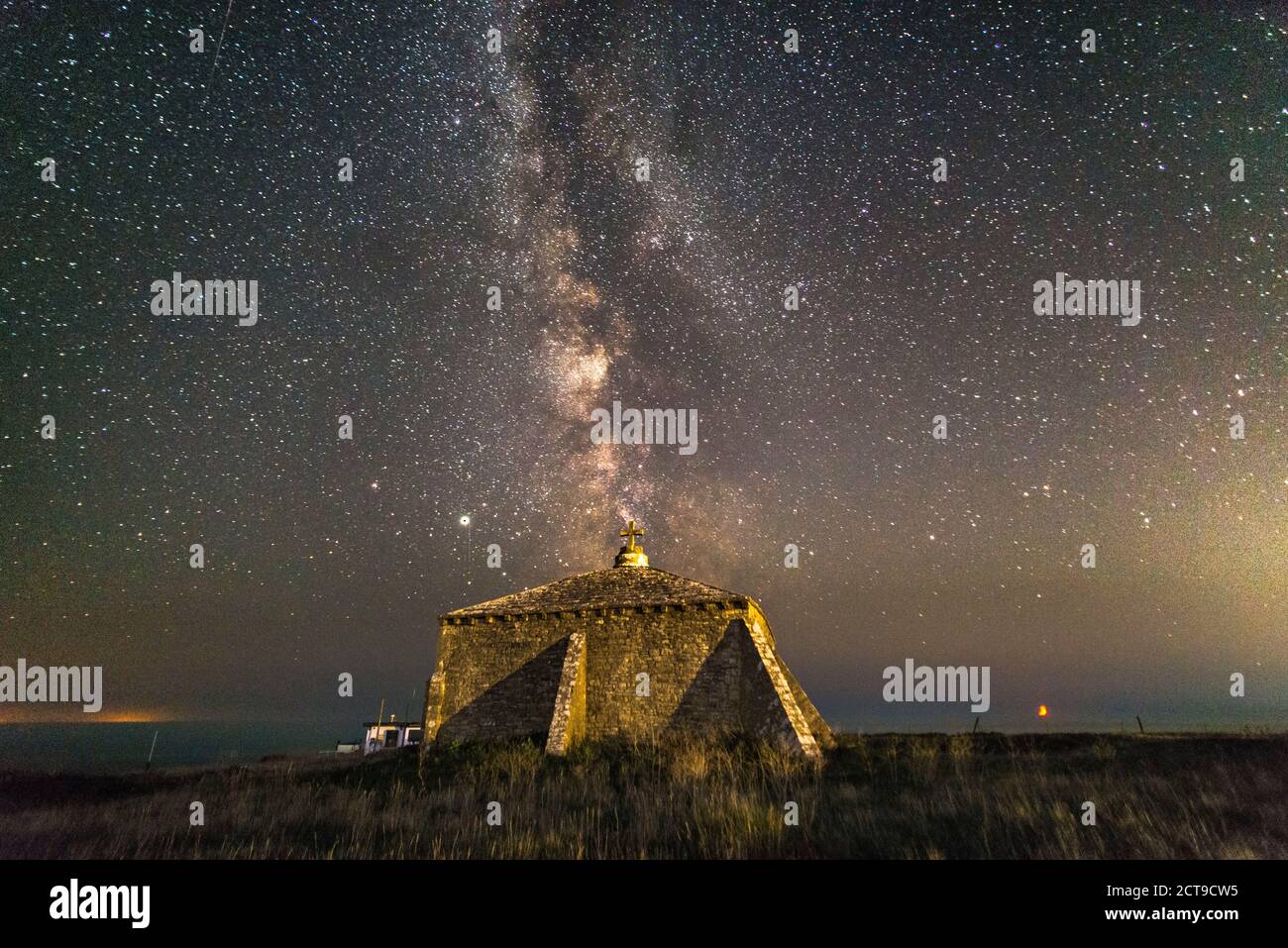 Capo di St Aldhelm, Worth Matraws, Dorset, Regno Unito. 21 settembre 2020. Regno Unito Meteo. La Via Lattea brilla nel cielo limpido della notte sopra la Cappella di Sant'Aldhelm a St Aldhelm's Head, vicino a Worth Matravers nel Dorset. Picture Credit: Graham Hunt/Alamy Live News Foto Stock