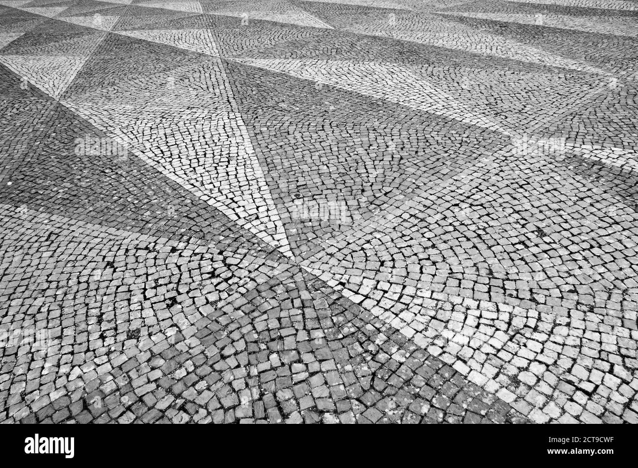 Tessere mosaico pavimento sfondo. Pavimentazione triangolare. Foto in bianco e nero Foto Stock