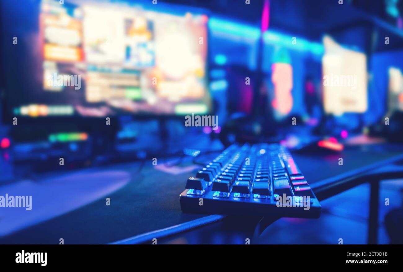 Mouse per computer professionale per videogiochi e cyber sport su sfondo di monitor, colore neon Foto Stock