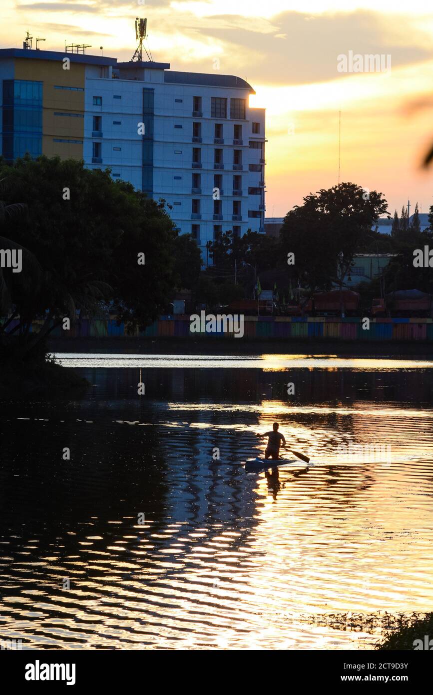 Atleti canottanti si allenano al Suter Reservoir Jakarta Foto Stock