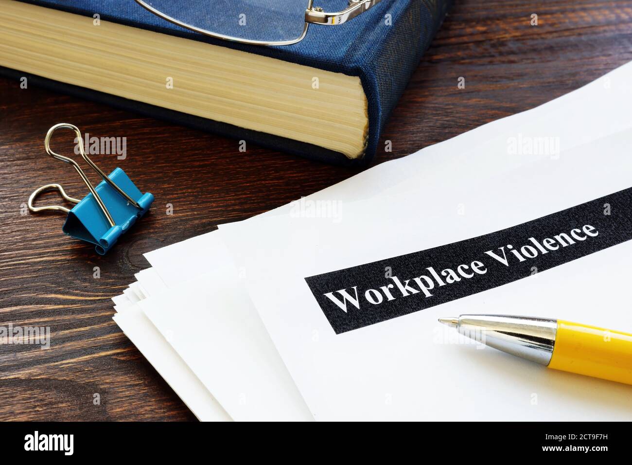 Documenti di rapporto sulla violenza sul luogo di lavoro e penna gialla. Foto Stock