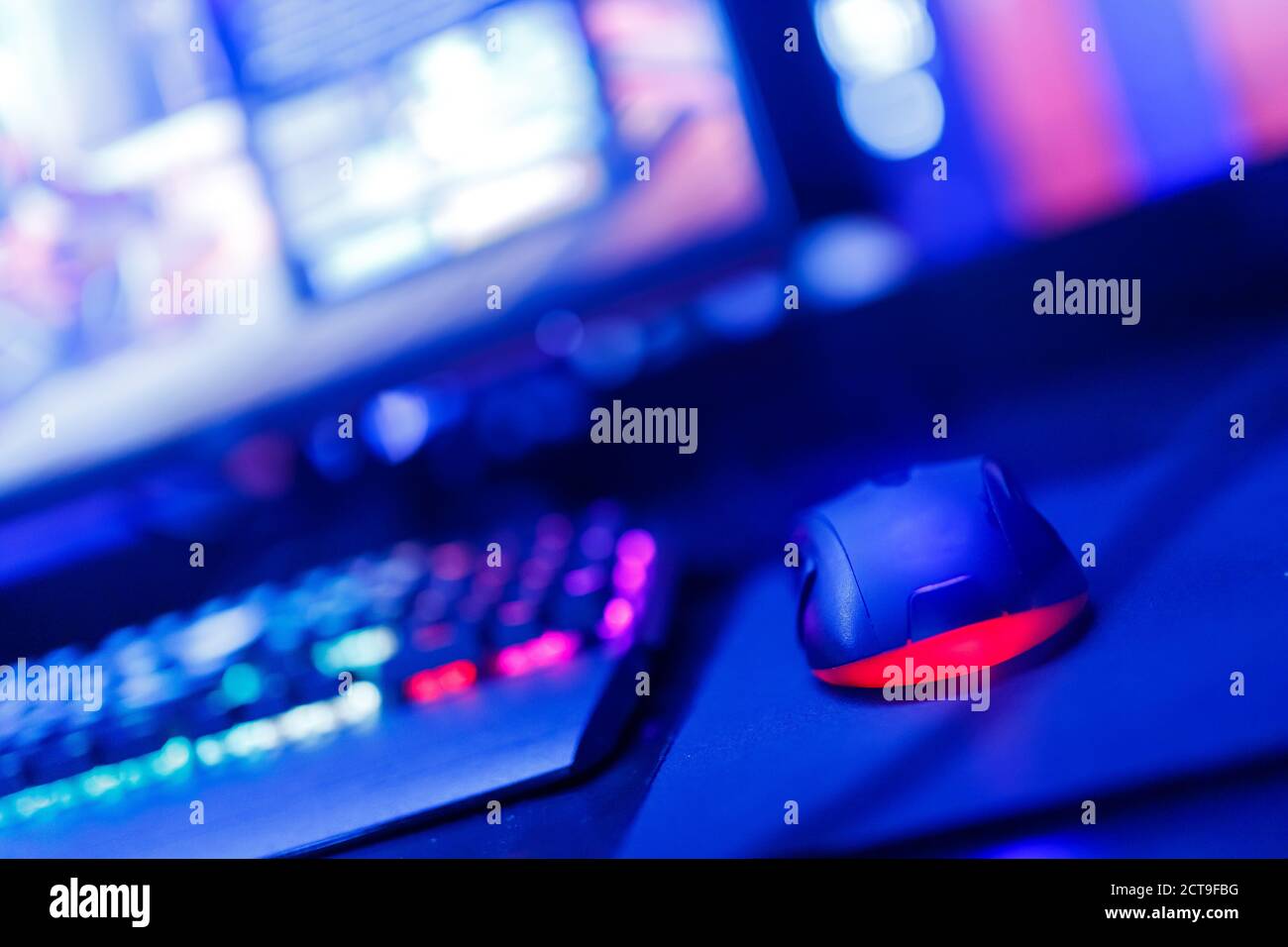 Mouse per computer professionale per videogiochi e cyber sport su sfondo di monitor, colore neon Foto Stock