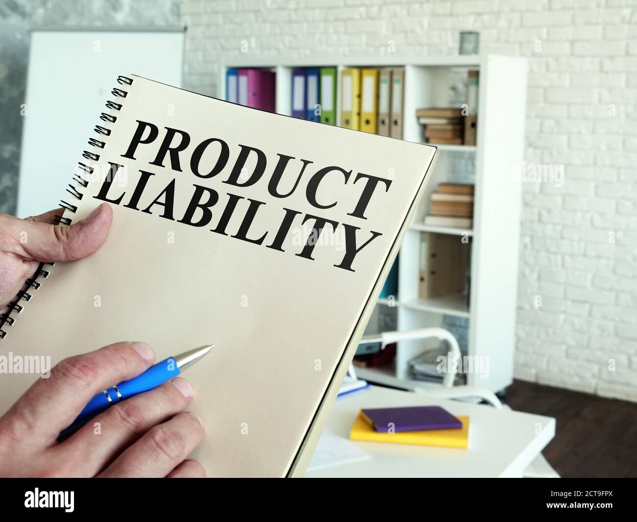 Un uomo legge le informazioni sulla responsabilità del prodotto all'interno. Foto Stock