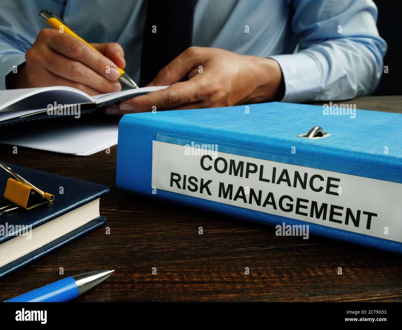 Documenti sulla gestione dei rischi di conformità nella cartella blu. Foto Stock