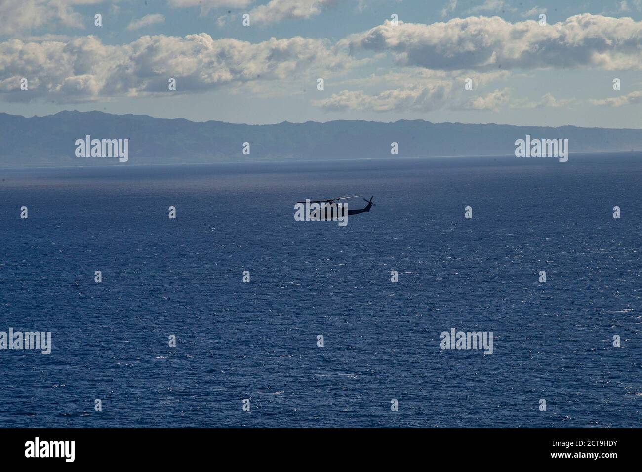 Una Viper AH-1Z con attacco di luce marina Squadron elicottero 367 manovre sopra l'oceano durante un esercizio aereo, Marine Corps base Hawaii, 17 settembre 2020. L'operazione è stata condotta per produrre prontezza e rafforzare la coesione all'interno dell'unità. (STATI UNITI Marine Corps foto di Lance CPL. Shane Linder) Foto Stock