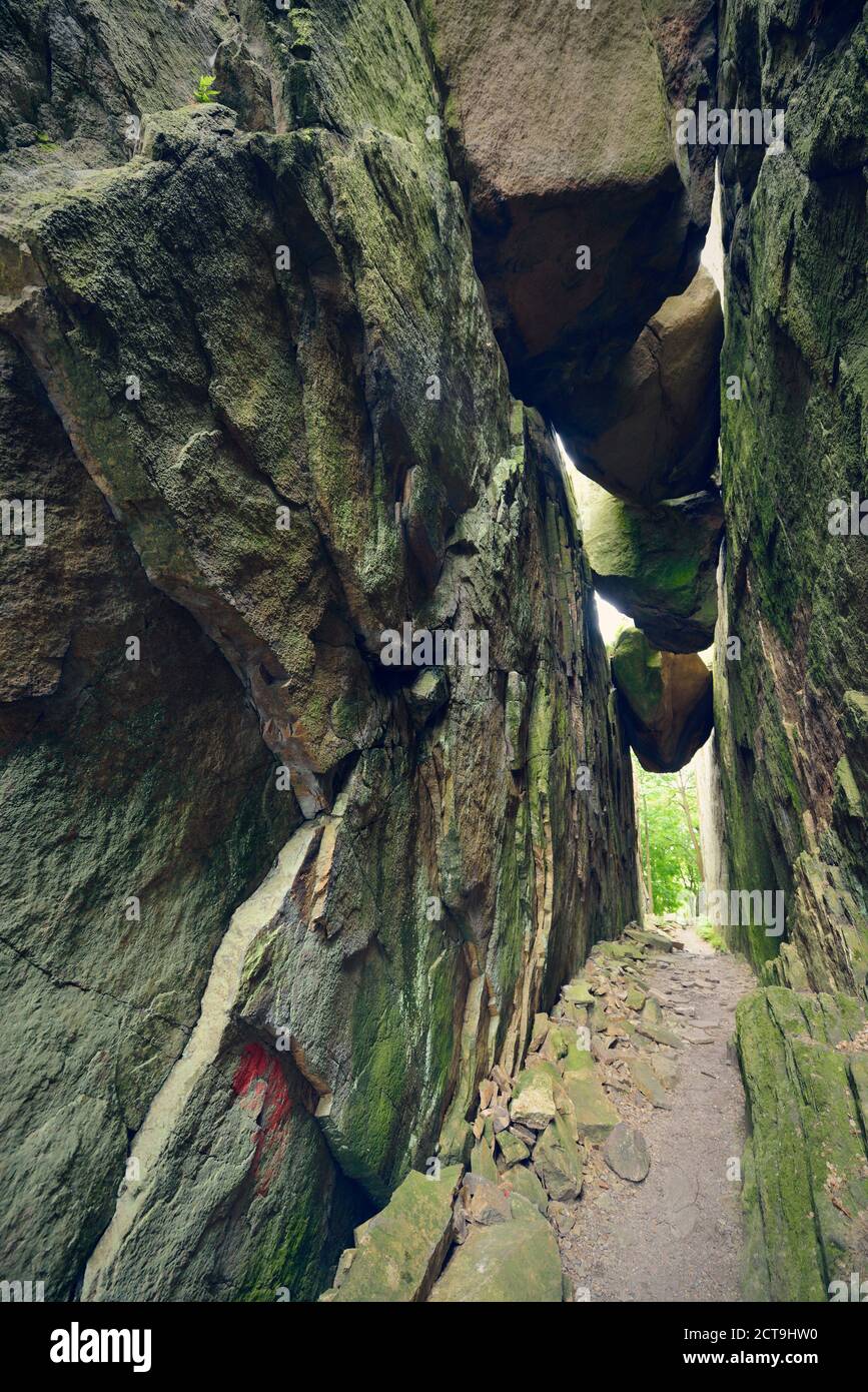 La Svezia, Fjaellbacka, giganteschi massi bloccato in Kungsklyfta Foto Stock
