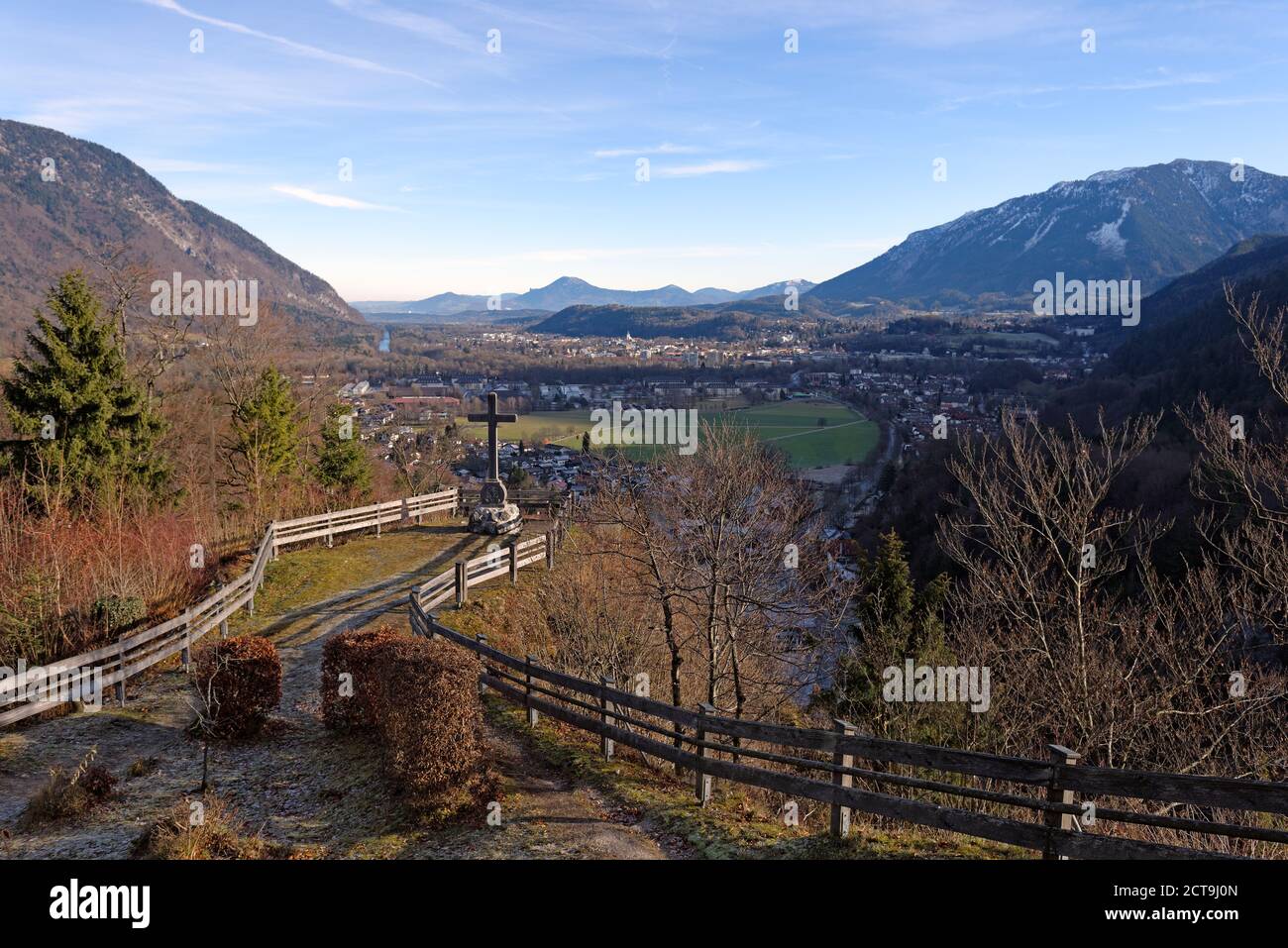 Germania, alta Baviera, Vista dalla Chiesa di San Pankratio alla valle di Bad Reichenhall di fronte al Gaisberg e l'Untersberg Foto Stock