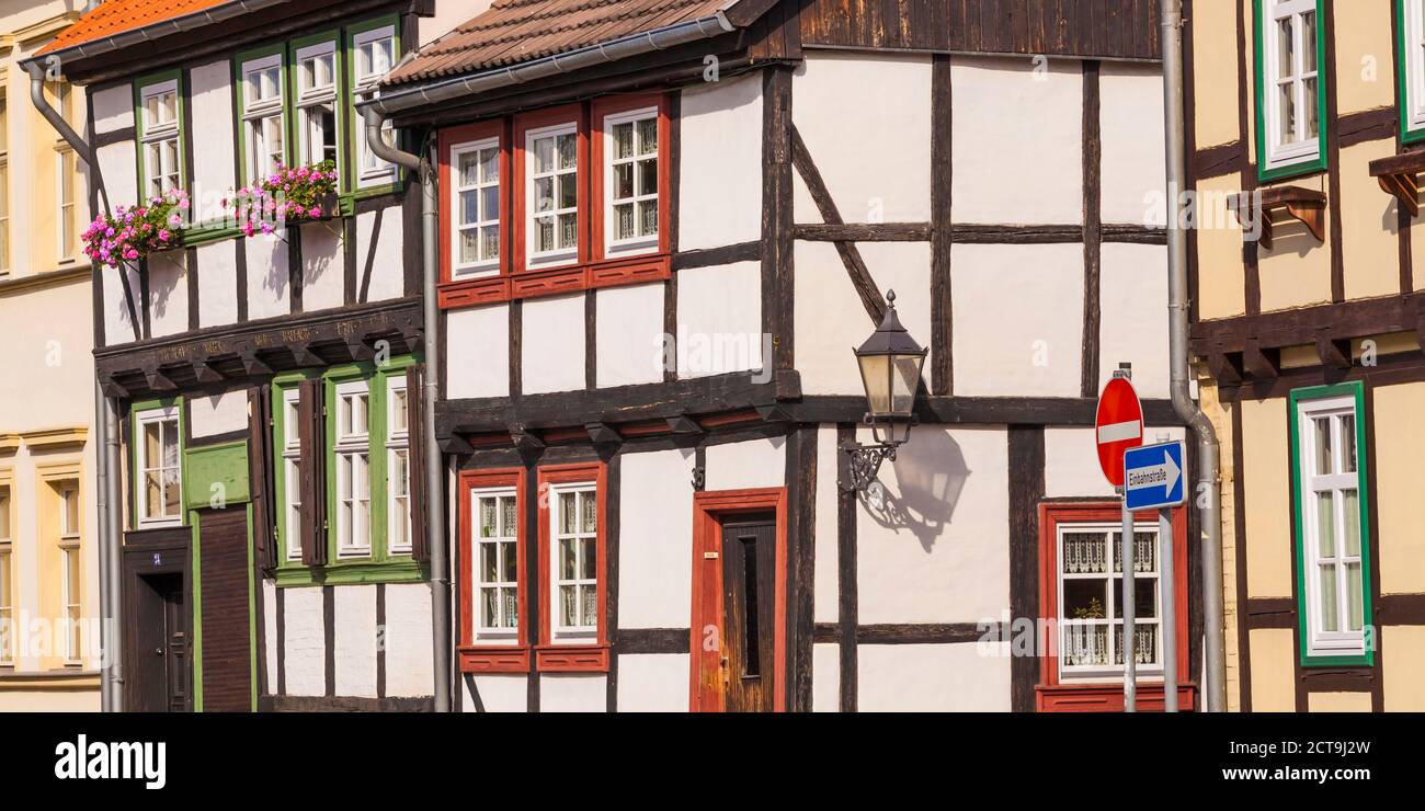 Germania, Sassonia-Anhalt, Quedlinburg, con travi di legno case Foto Stock