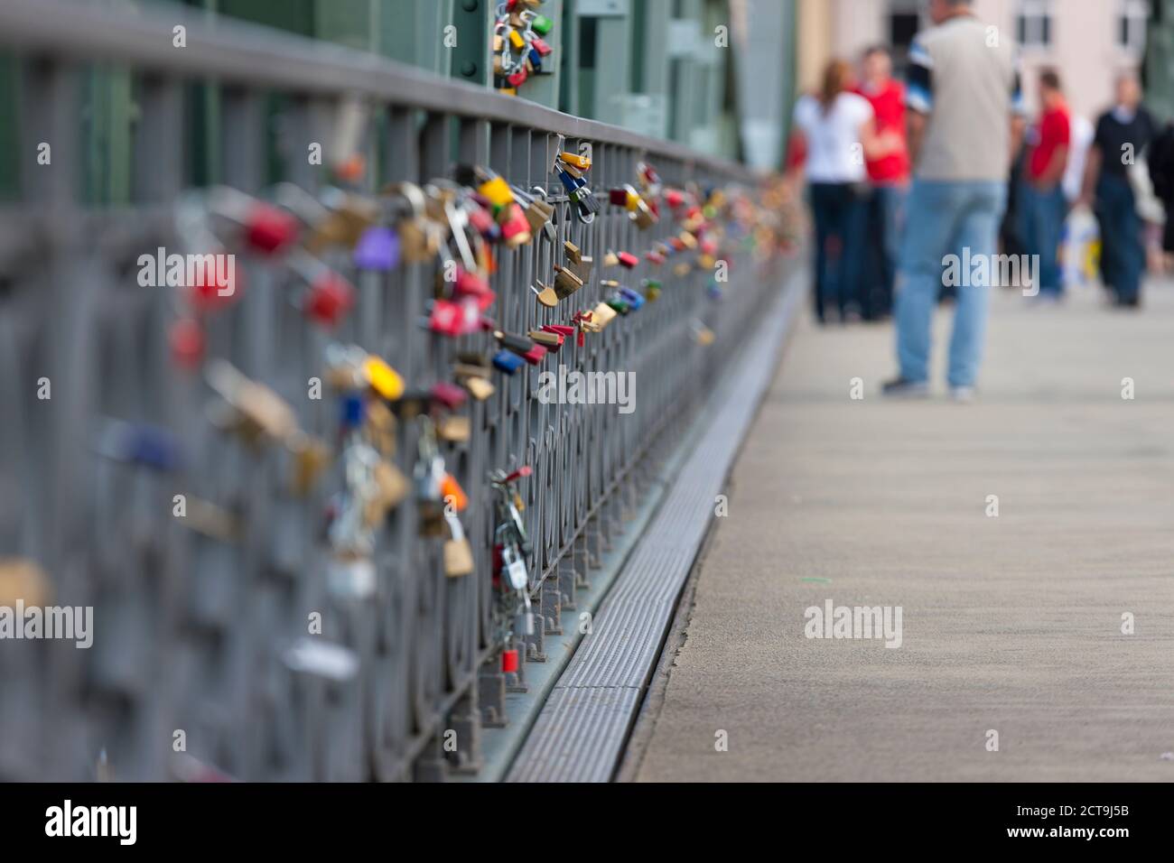 Germania, Hesse, Francoforte, in vista della passerella pedonale Eiserner Steg con amore si blocca a ringhiera di protezione Foto Stock