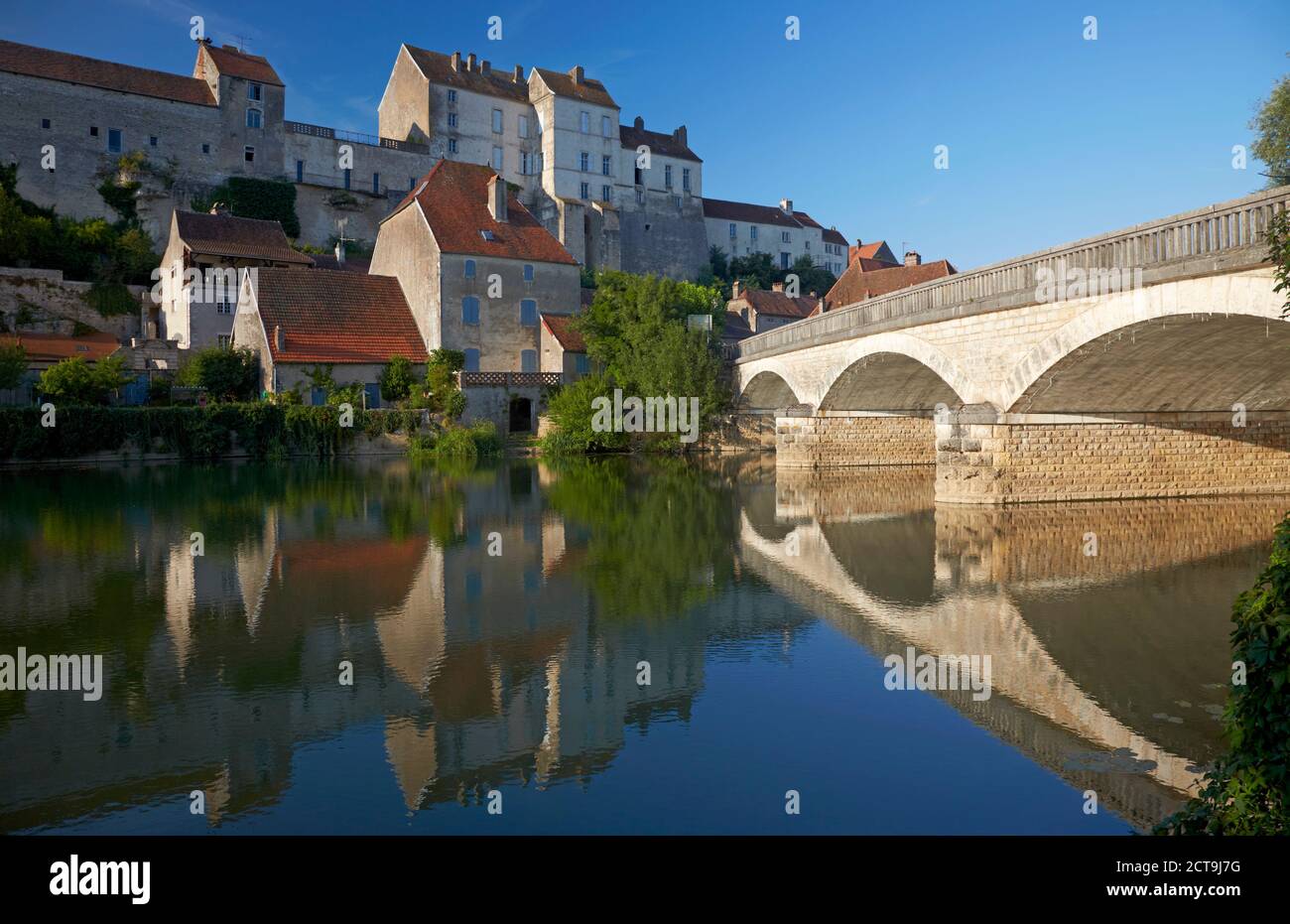 Francia, Haute-Saone, Pesmes presso il river Ognon Foto Stock