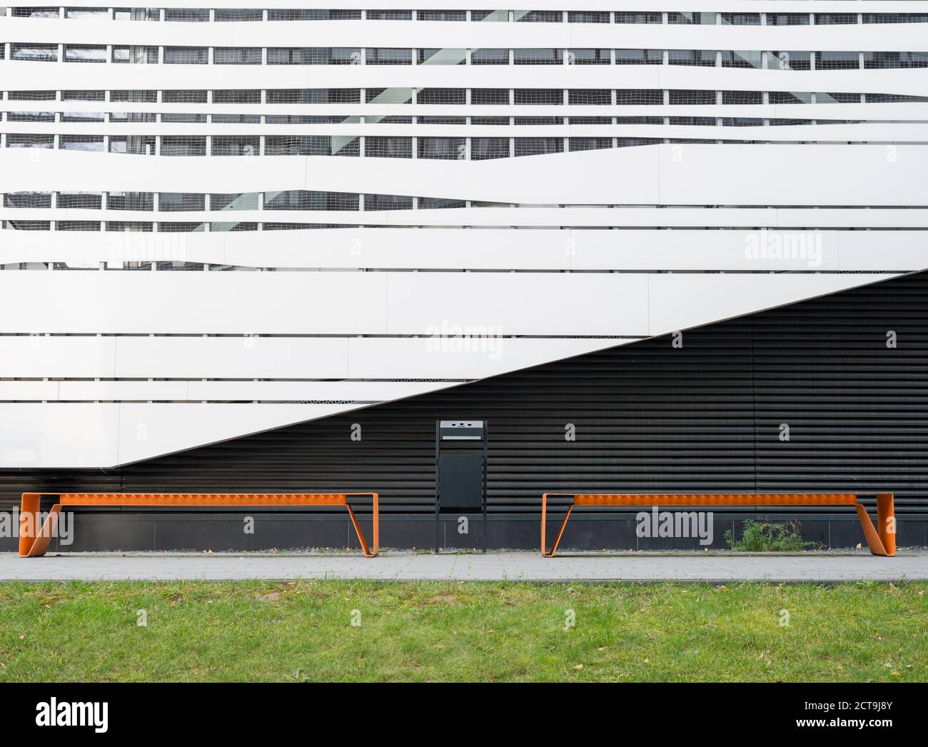 In Germania, in Renania settentrionale-Vestfalia, Aachen, RWTH Aachen University, facciata dell'edificio auditorium, panche Foto Stock