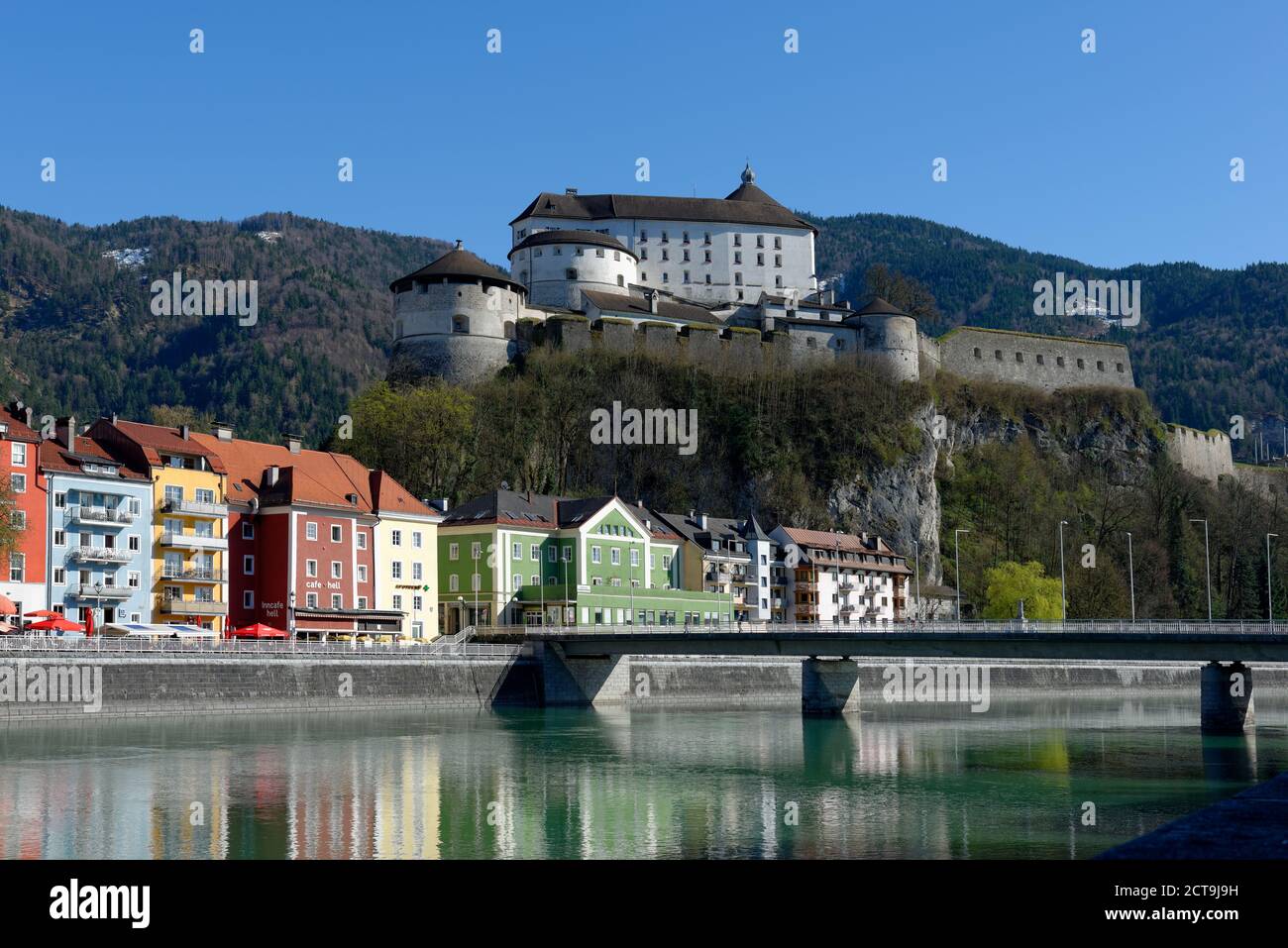 Austria, Tirolo, Kufstein, fortezza sopra l'Inn e la città vecchia Foto Stock