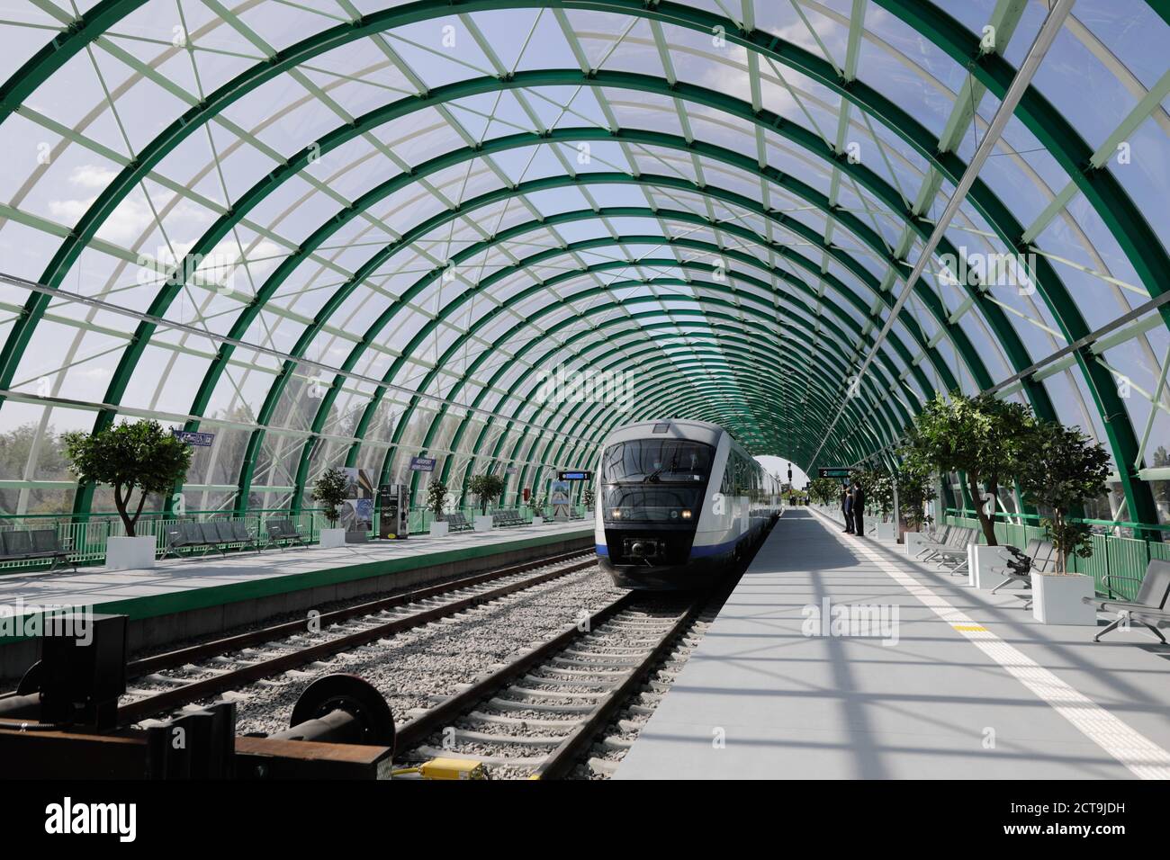 Otopeni, Romania - 21 settembre 2020: Dettagli dalla stazione ferroviaria di recente costruzione presso l'aeroporto internazionale Henri Coanda. Foto Stock