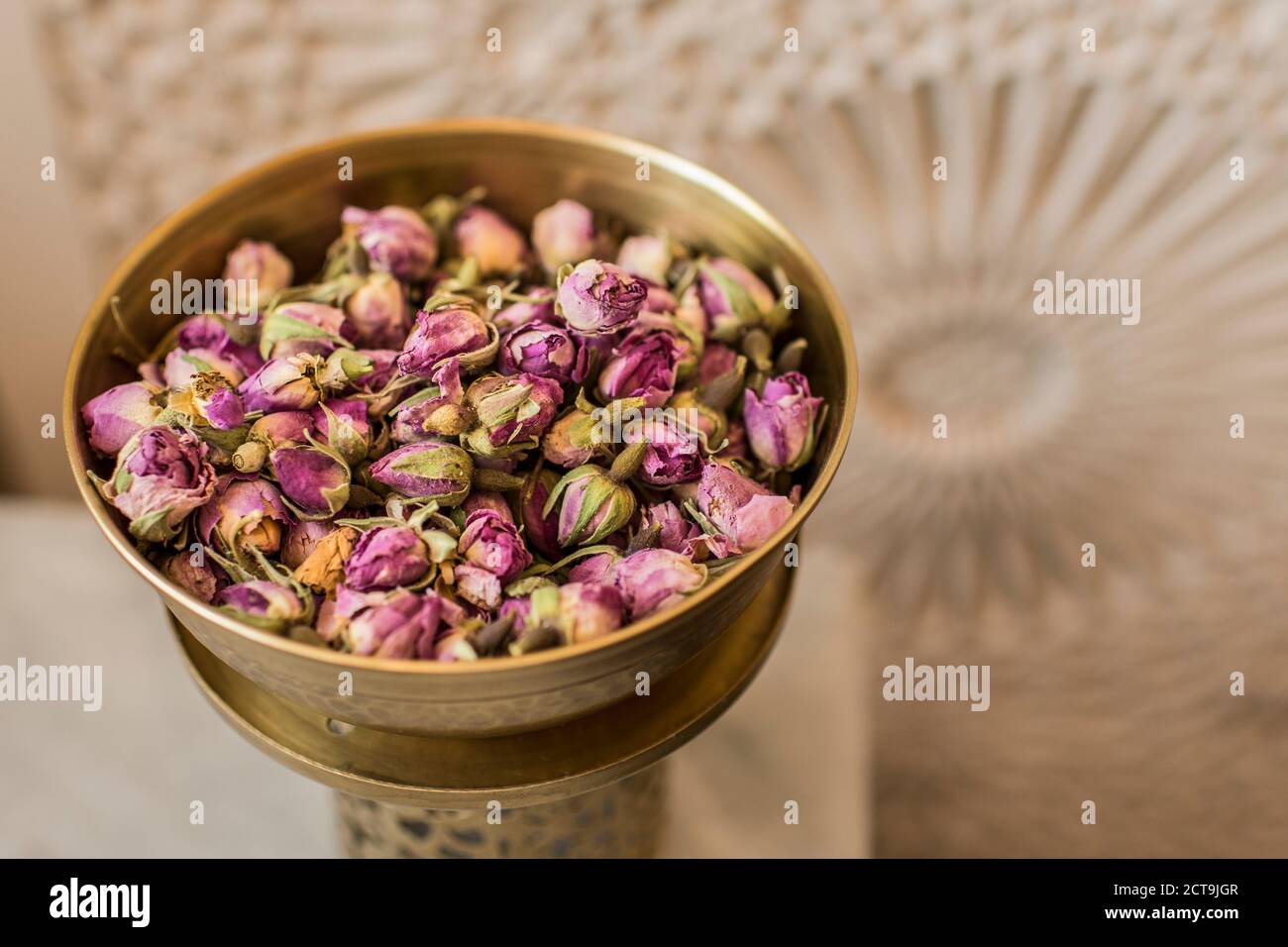 Vaso di rosa appassita blossoms Foto Stock