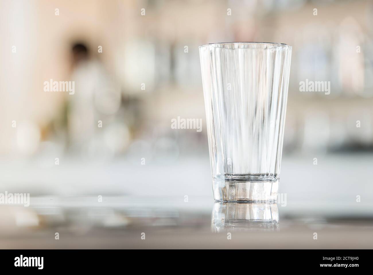 Bicchiere vuoto in un bar Foto Stock