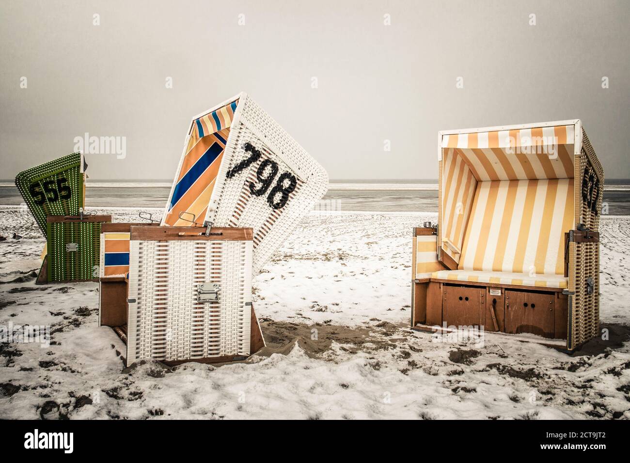 Germania, Bassa Sassonia, sedie a sdraio in spiaggia di Langeoog Foto Stock