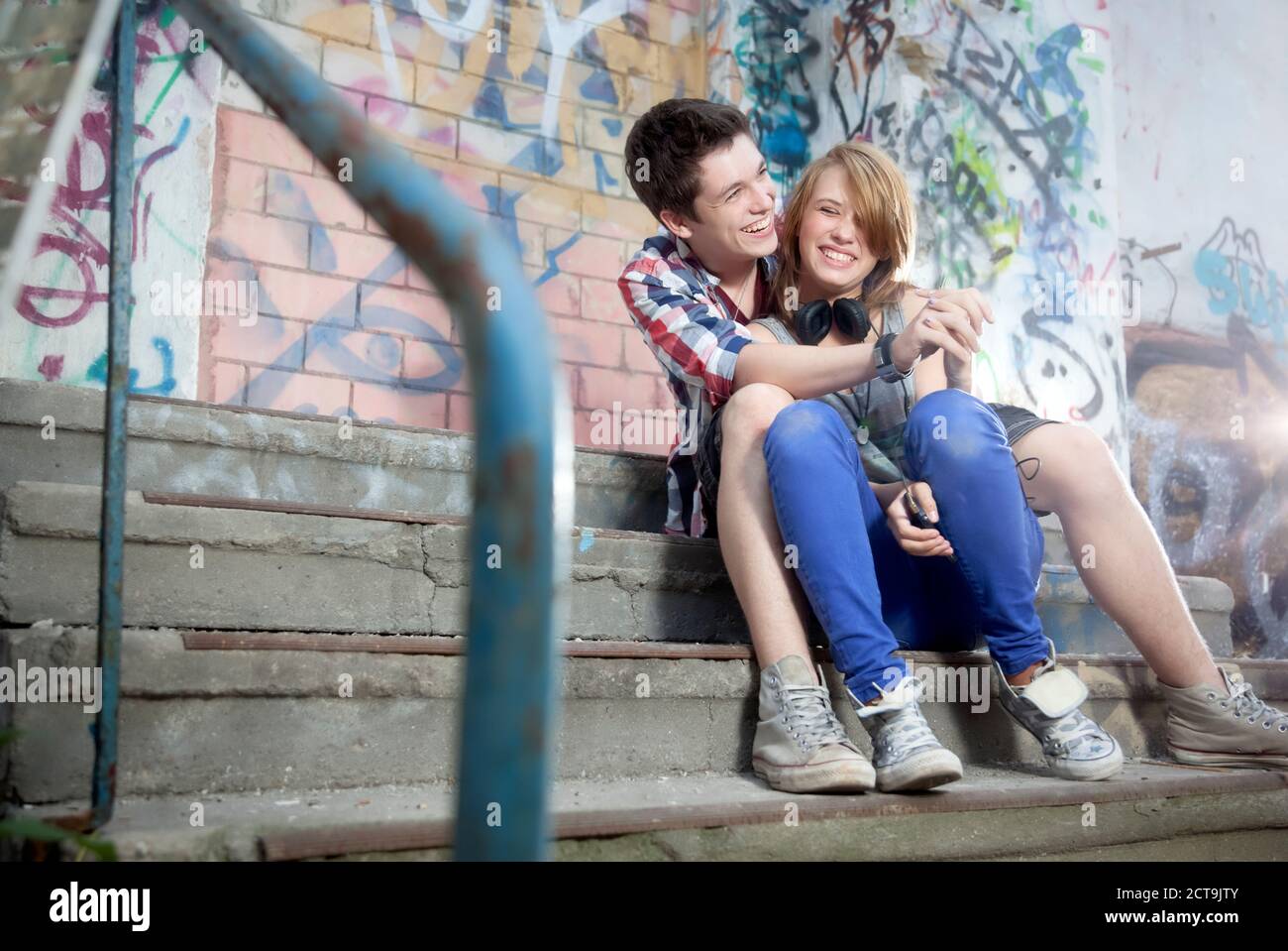 Ragazzo ragazza che si abbracciano immagini e fotografie stock ad alta