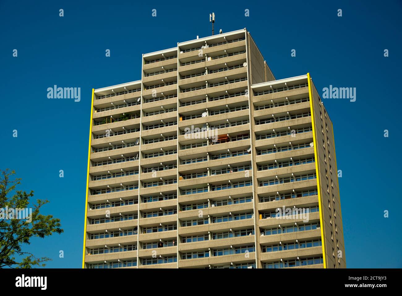 In Germania, in Renania settentrionale-Vestfalia, Colonia Chorweiler, alto edificio di appartamenti con balconi e parabole satellitari Foto Stock