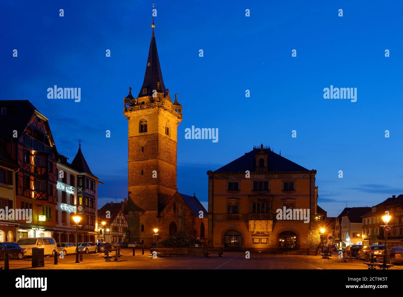 Francia, Alsazia, Obernai, Place du Marche con torre di Kappel Foto Stock