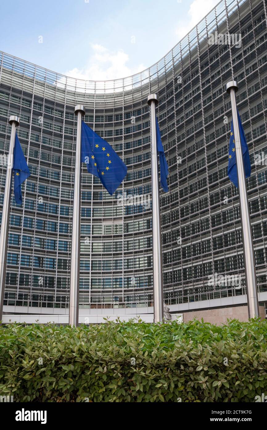 Il Belgio, Bruxelles, Commissione europea, bandiere europee a edificio Berlaymont Foto Stock
