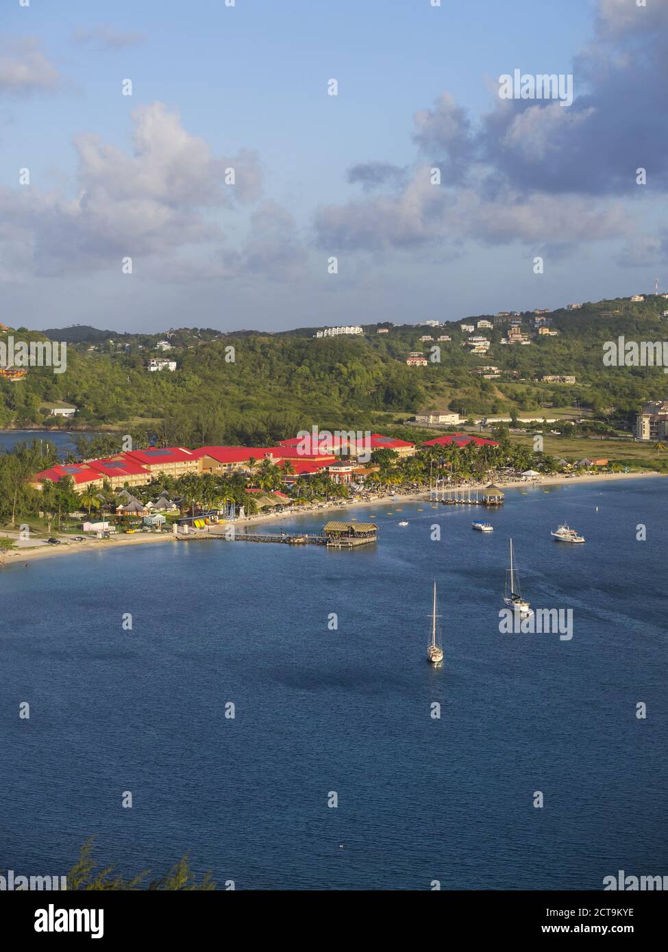 Caraibi, Santa Lucia, vista al di sopra di Rodney Bay resort Sandals Foto Stock