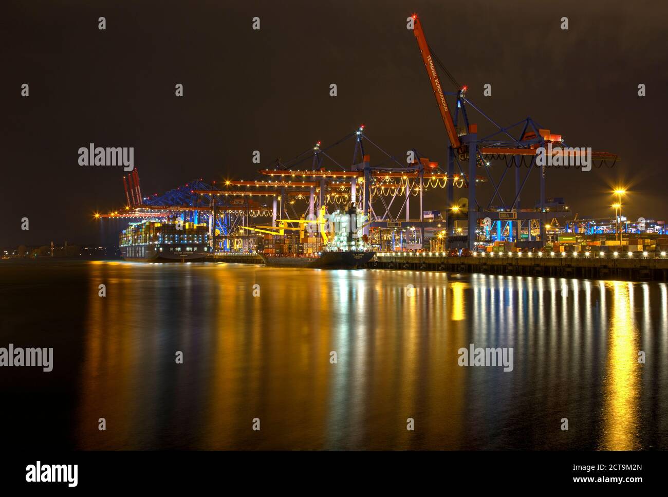 Germania, Amburgo, Contenitore Burchardkai porto di notte Foto Stock