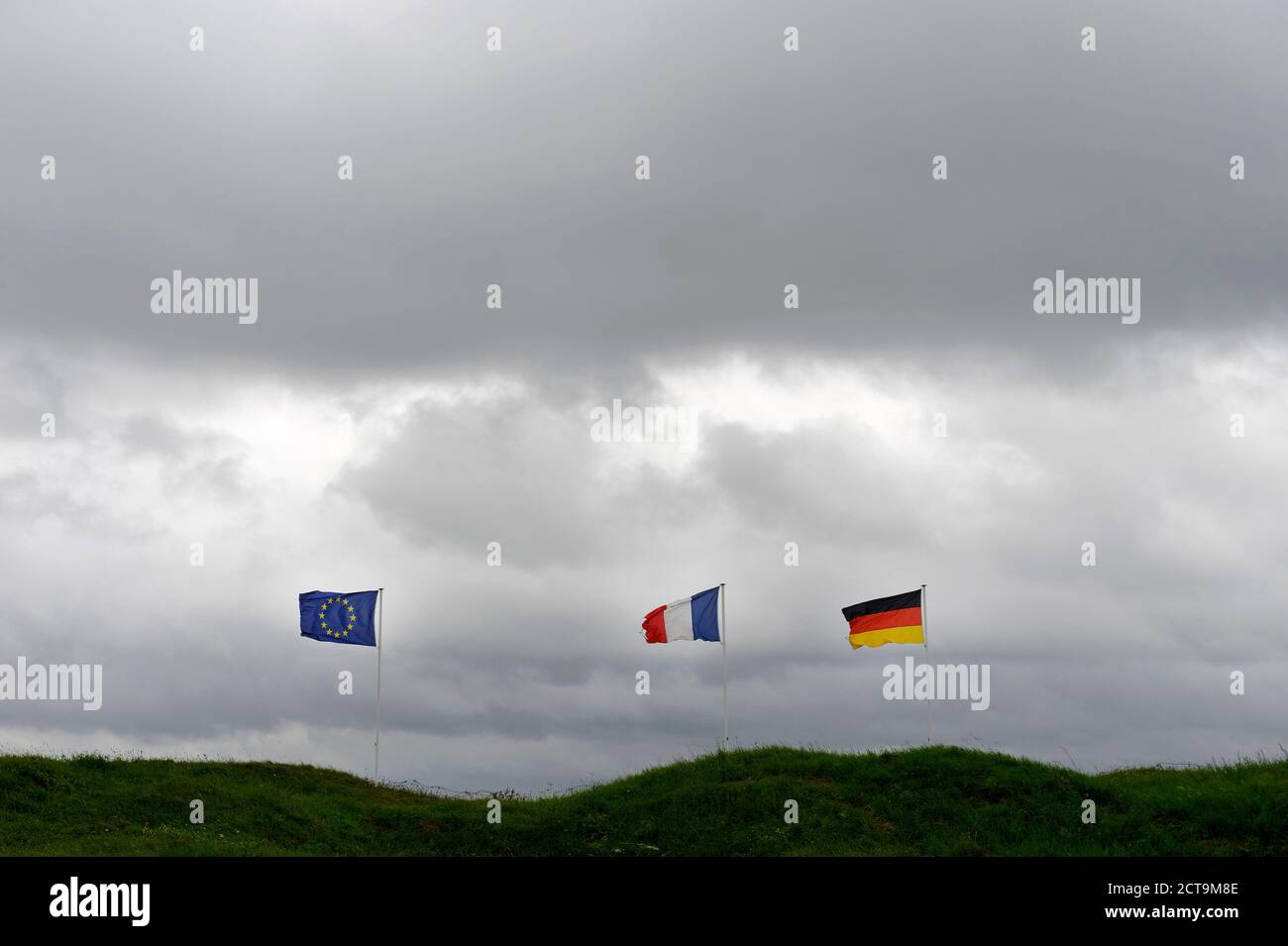 Francia, Lorena, Departement Mosa Verdun, tedesco, francese e bandiere europee su Fort Douaumont Foto Stock