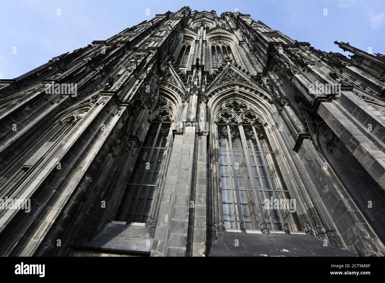 Germania Nord Rine-Westphalia, Colonia, il worm-eye di parte della facciata della Cattedrale di Colonia Foto Stock