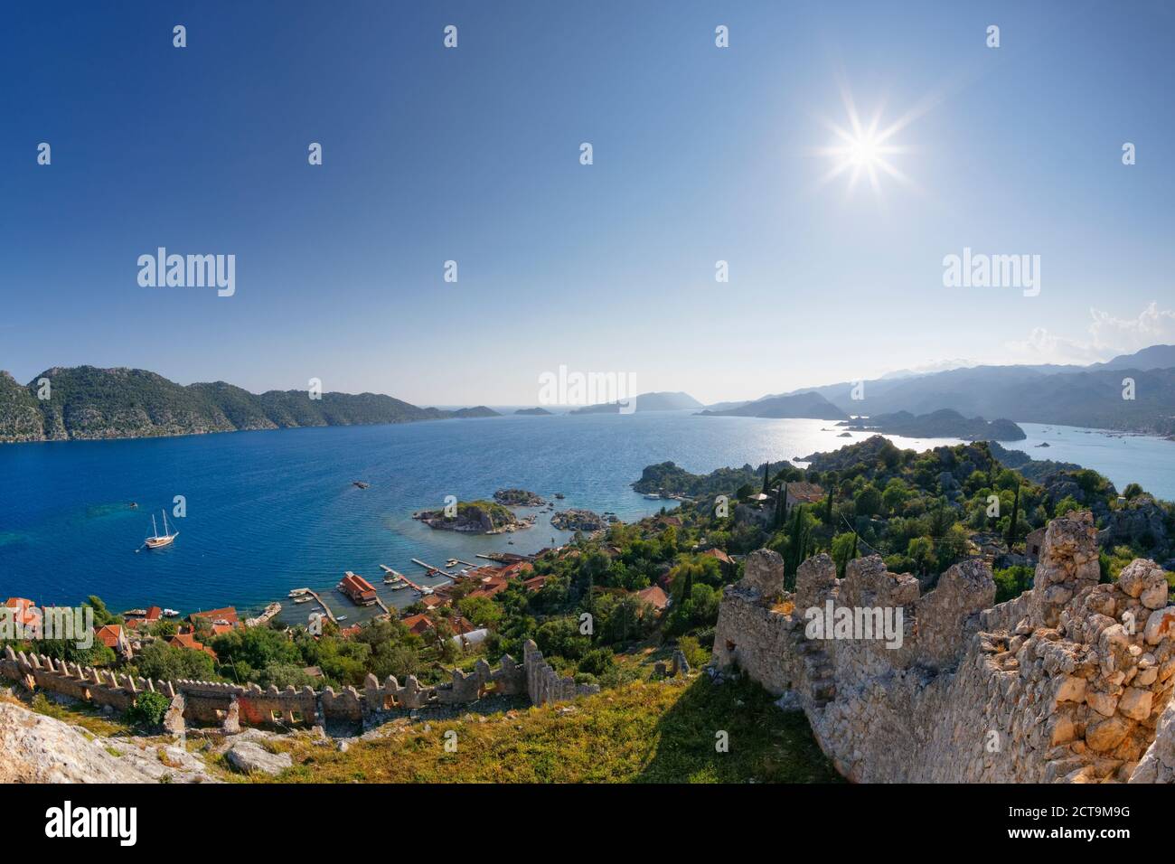 Turchia, Lycia, Lycian Coast, Demre, Kalekoey, vista dal castello Foto Stock