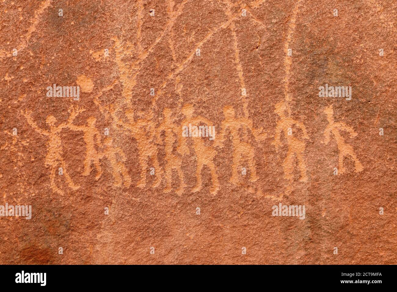 Nord Africa, Sahara, Algeria, Parco Nazionale Tassili N'Ajjer, Tadrart, arte rupestre neolitica, incisione di un gruppo di persone che giocano con una palla Foto Stock