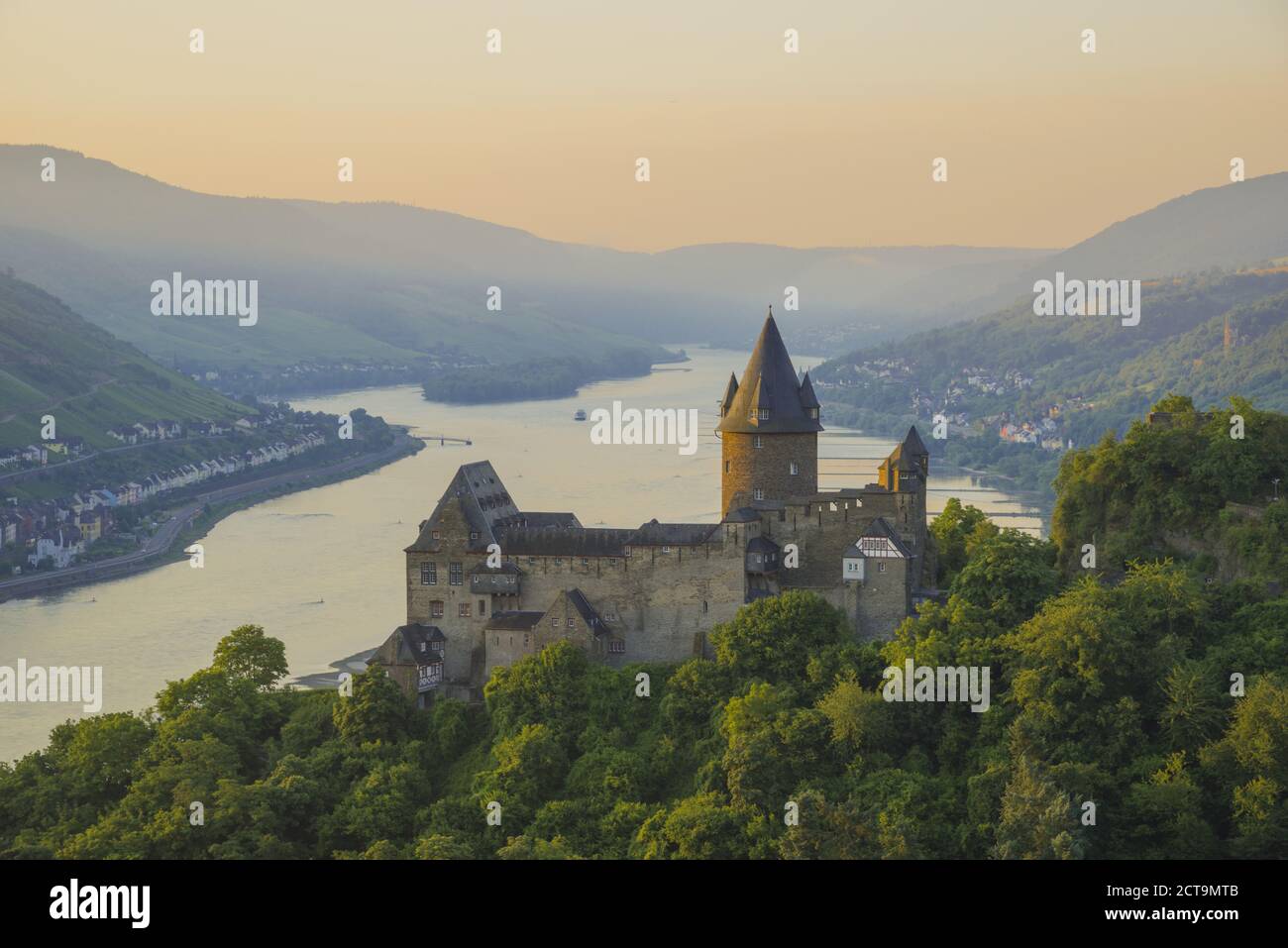 In Germania, in Renania Palatinato, Bacharach, Castello Stahleck, Valle del Reno superiore e centrale di sera Foto Stock