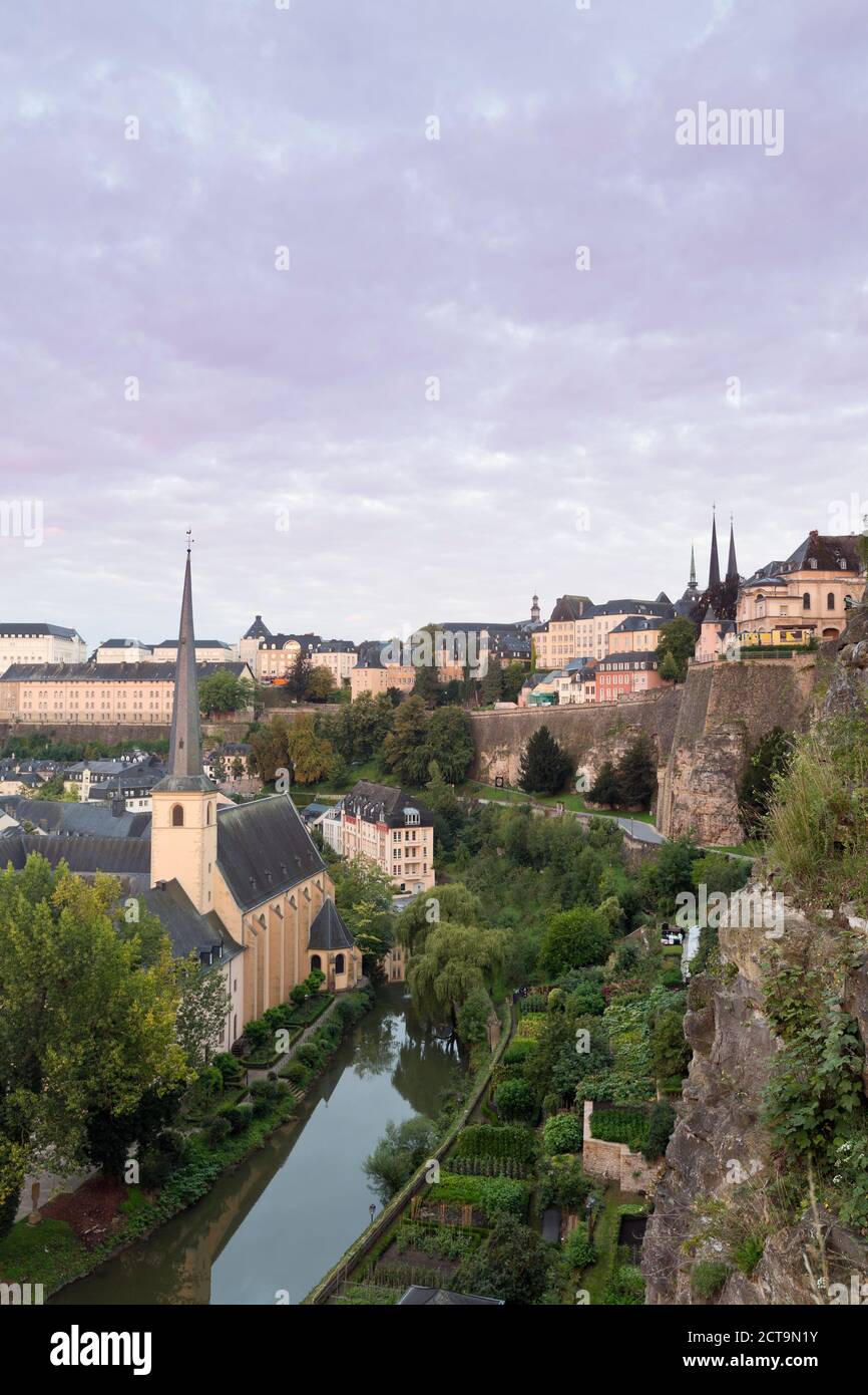 Lussemburgo Il Lussemburgo città, vista da Casemates du Bock, Castello di Lucilinburhuc al Benediktiner abbey Neumuenster e St. Johannes chiesa sul fiume Alzette Foto Stock