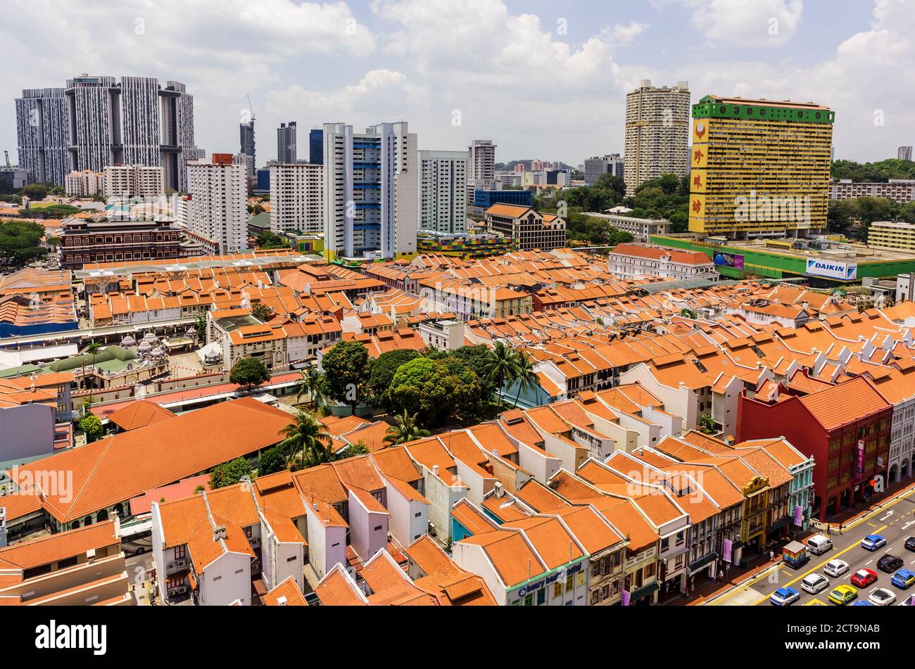 Singapore, Chinatown, vista di vecchi edifici di fronte di edifici ad alta, vista in elevazione Foto Stock