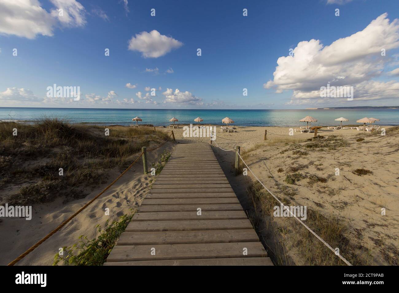 Spagna, Formentera, Es Arenals, passerella in legno in spiaggia Foto Stock