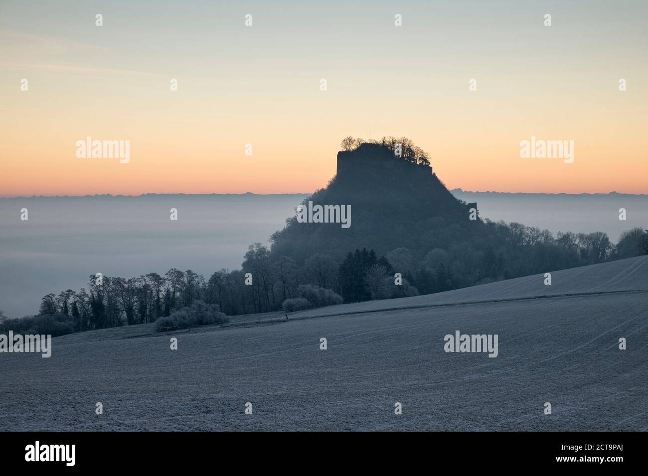 Germania Baden-Wuerttemberg, distretto di Konstanz, Hegau con Hohenkraehen al mattino, aleggia di nebbia Foto Stock