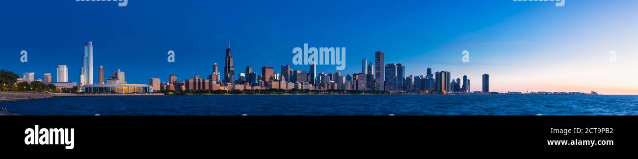 Stati Uniti d'America, Illinois, Chicago, skyline con il lago Michigan all'alba Foto Stock